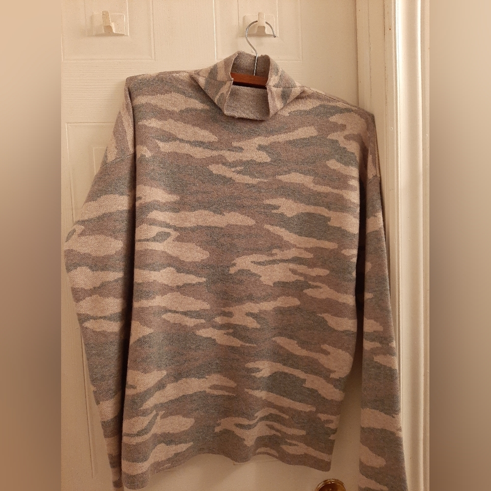 Elie Tahari womens  sweater mock neck camo Size large NWOT